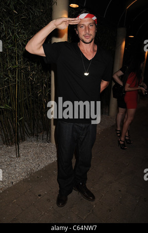 Simon Rex , alias 'Dirty Nasty' effectue au Bamboo restaurant et discothèque dans East Hampton dehors et environ pour la célébrité CANDIDS dans les Hamptons - soleil, , Long Island, NY, le 4 juillet 2010. Photo par : Rob riche/Everett Collection Banque D'Images