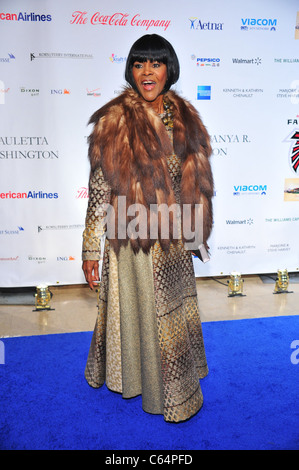 Cicely Tyson aux arrivées de Gala bleu pour Spelman College, l'hôtel Plaza, New York, NY Le 4 octobre 2010. Photo par : Gregorio T. Binuya/Everett Collection Banque D'Images