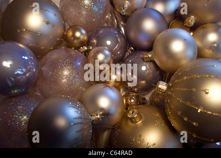 Boules à paillettes dorées pour sapin de Noël Banque D'Images