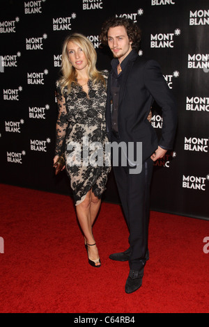 Sam Taylor-Wood, Aaron Johnson aux arrivées de lancement mondial de l'édition John Lennon Montblanc, Jazz at Lincoln Center, New York, NY Le 12 septembre 2010. Photo par : Rob Kim/Everett Collection Banque D'Images