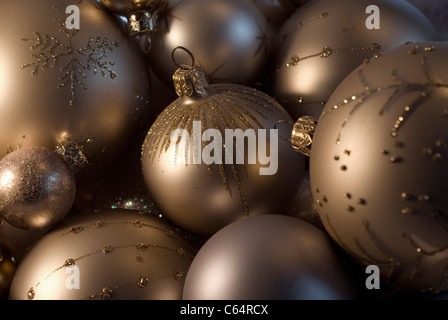 Boules à paillettes dorées pour sapin de Noël Banque D'Images