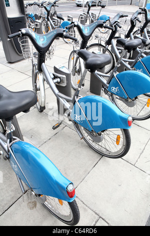 Un service de location de vélos à Dublin en Irlande Banque D'Images