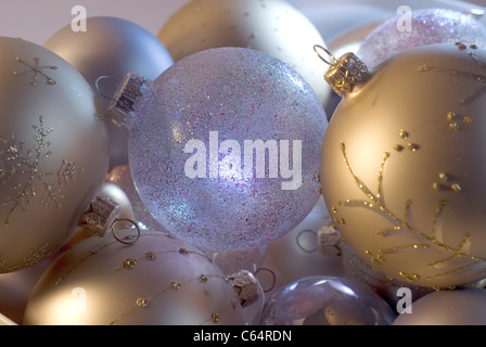 Boules à paillettes dorées pour sapin de Noël Banque D'Images