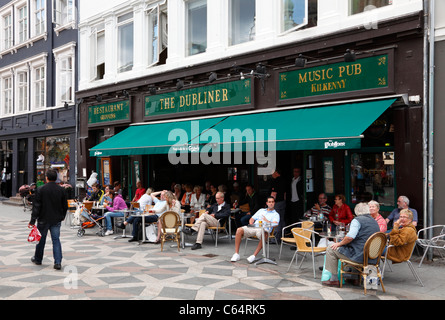 Le Dubliner Pub sur la rue piétonne principale de Copenhague, Strøget, dans la ville de Copenhague, Danemark, populaire auprès des touristes en été Banque D'Images