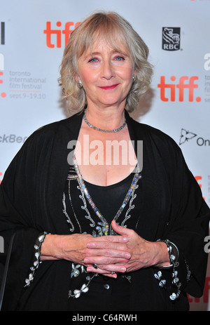 Gemma Jones devant le hall des arrivées pour vous rencontrerez un Tall Dark Stranger en première mondiale au Festival International du Film de Toronto (TIFF), Elgin Theatre, Toronto, le 12 septembre 2010. Photo par : Gregorio T. Binuya/Everett Collection Banque D'Images