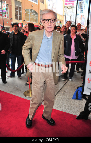 Woody Allen devant le hall des arrivées pour vous rencontrerez un Tall Dark Stranger en première mondiale au Festival International du Film de Toronto (TIFF), Elgin Theatre, Toronto, le 12 septembre 2010. Photo par : Gregorio T. Binuya/Everett Collection Banque D'Images