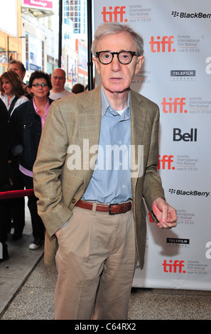 Woody Allen devant le hall des arrivées pour vous rencontrerez un Tall Dark Stranger en première mondiale au Festival International du Film de Toronto (TIFF), Elgin Theatre, Toronto, le 12 septembre 2010. Photo par : Gregorio T. Binuya/Everett Collection Banque D'Images