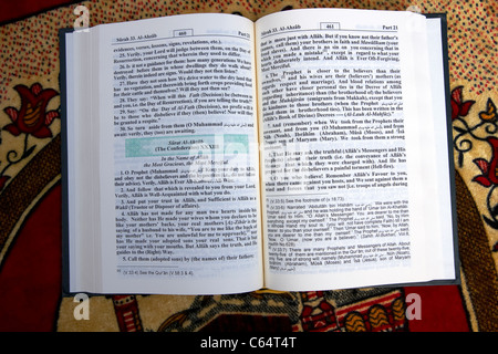 Noble Coran traduit version anglaise sur un tapis de prière musulmane Banque D'Images