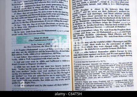 Noble Coran traduit version anglaise montrant les confédérés Surat al-ahzab Banque D'Images