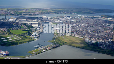 Les quais de Barrow et navire usine de production, Barrow in Furness, Nord Ouest de l'Angleterre, avec derrière l'île de Walney Banque D'Images