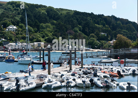 Scène de l'Harbor à Salcombe, Devon, où les bateaux gonflables pour voitures sont amarrés ensemble près d'une jetée de ponton Banque D'Images