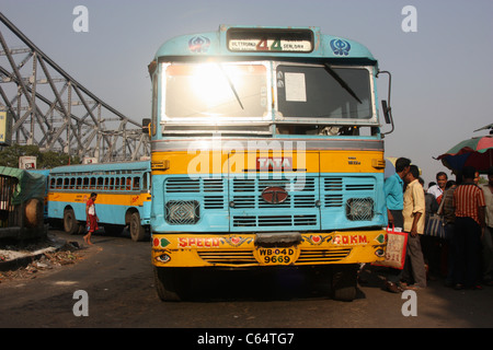 Exécuter les passagers pour attraper le bus local près de Howrah Bridge Kolkata Inde Banque D'Images