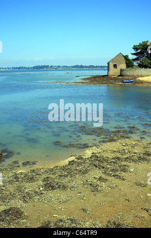 Vue de l'Ile de Berder à partir de la rue de Berder, Larmor-Baden, Morbihan, Bretagne, France Banque D'Images