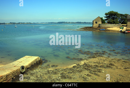 Vue de l'Ile de Berder à partir de la rue de Berder, Larmor-Baden, Morbihan, Bretagne, France Banque D'Images