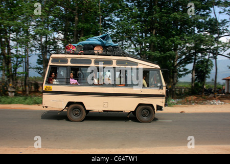 Mahindra mini bus vitesse dans la campagne du Tamil Nadu au sud de l'Inde Banque D'Images