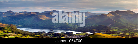 Panorama des montagnes en fin de soirée d'été douce lumière, à travers les collines de Derwent, Lake District, UK. Banque D'Images