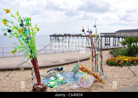 Œuvres sur Beach promenade avec pier derrière, Teignmouth, Teignbridge District, Devon, Angleterre, Royaume-Uni Banque D'Images