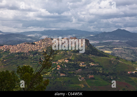 Village typique et la campagne dans le centre de la Sicile (architecture médiévale et baroque italien), (Enna) l'Italie, l'Europe, l'Union européenne. Banque D'Images