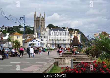 Promenade de la plage montrant St.Michael Church, Teignmouth, Teignbridge District, Devon, Angleterre, Royaume-Uni Banque D'Images