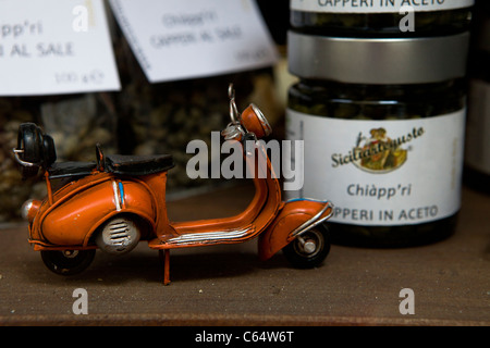 Vintage scooters Vespa rouge garée modèle quelque part dans une boutique, Sicile - côte méditerranéenne, l'Italie, l'Europe. Banque D'Images