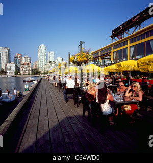 Manger en plein air au restaurant Bridges sur l'île Granville à False Creek, Vancouver, BC, British Columbia, Canada Banque D'Images