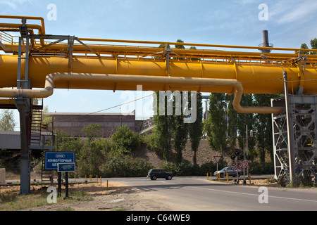 Gaz industriels et d'oléoducs sur le métal à l'usine métallurgique russe. Banque D'Images