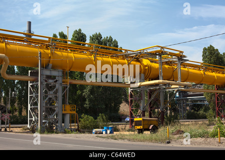 Gaz industriels et d'oléoducs sur le métal à l'usine métallurgique russe. Banque D'Images