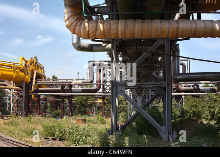 Gaz industriels et d'oléoducs sur le métal à l'usine métallurgique russe. Banque D'Images