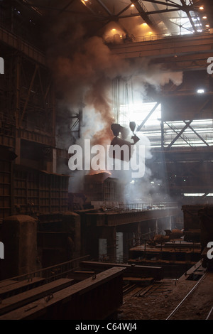 Production de fonte dans les aciéries. Metal fusion dans une usine métallurgique. Fer liquide à partir de la casserole. Fédération de la métallurgie. Banque D'Images