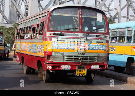 Bus local en face de Howrah Bridge Kolkata Inde Banque D'Images