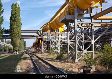 Gaz industriels et d'oléoducs sur le métal à l'usine métallurgique russe. Banque D'Images