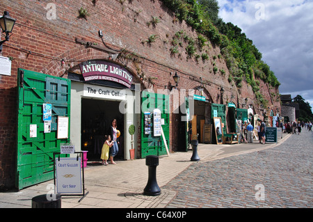 Antiquaires sous les arches, quai historique d'Exeter, Exeter, Devon, Angleterre, Royaume-Uni Banque D'Images