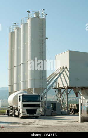 Usine de ciment blanc et de ciment de chargement de camions Banque D'Images