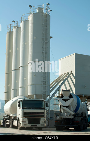 Usine de ciment blanc et de deux camions de ciment de chargement Banque D'Images