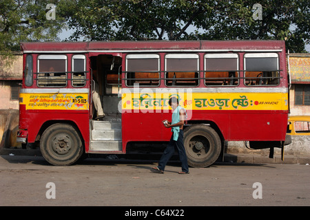 L'agent de l'argent compte ses billets de bus local qui passe près de Howrah Bridge Kolkata Inde Banque D'Images