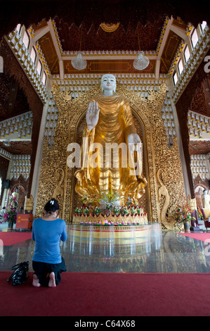 Les femmes de prier dans le Temple de Dhammikarama, George Town, Penang Banque D'Images