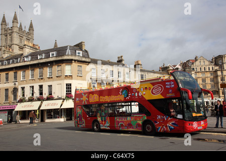Bus touristique rouge à Bath, Angleterre Banque D'Images