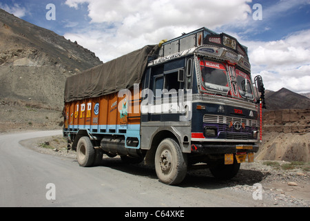 Haut camion transporteur de marchandises tata sur route de montagne à Kargil dans l'himalaya ladakh Inde du nord Banque D'Images