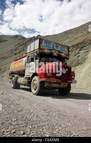 Camion-citerne de carburant Tata sur haute montagne route de Kargil dans l'himalaya Ladakh Inde du nord Banque D'Images