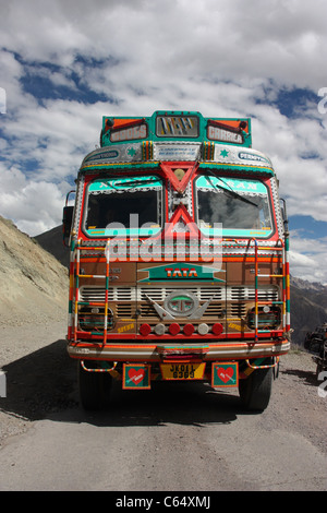 Haut camion Tata décorées sur le chemin Mountain à Kargil dans l'himalaya Ladakh Inde du nord Banque D'Images