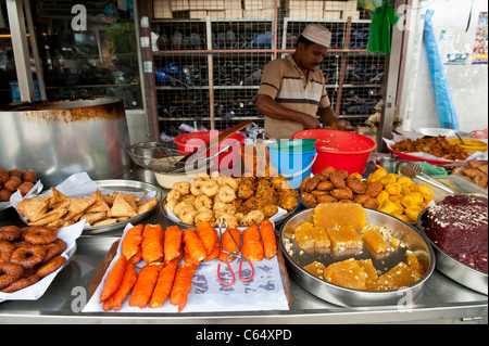 Bonbons épicé indien, desserts et Collations frites sur un stand dans Little India, Penang, George Town, Malaisie Banque D'Images