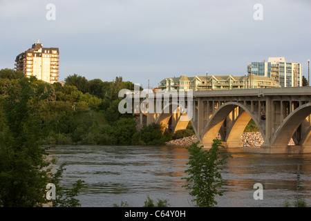 Pont Broadway sur la rivière South Saskatchewan Saskatoon, Canada Banque D'Images