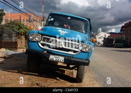 Vintage 1960 dump truck au bord de la route dans le nord du Laos Banque D'Images