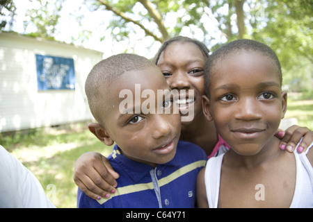 Portraits d'enfants afro-américains pauvres, dans le quartier délabré Brightmoor de Detroit, MI. Banque D'Images