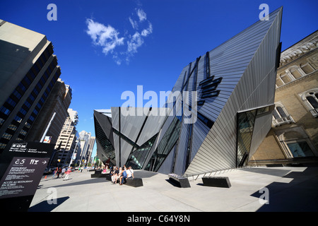 Musée royal de l'Ontario à Toronto avec 'Crystal' outre par l'architecte Daniel Libeskind -- tourné avec 12mm ultra-wide-angle. Banque D'Images