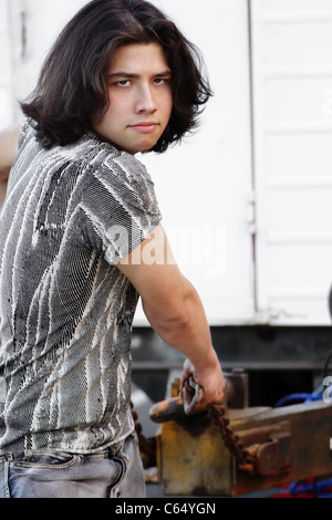 Beau avec les cheveux longs mexicain tire une remorque blanc Banque D'Images