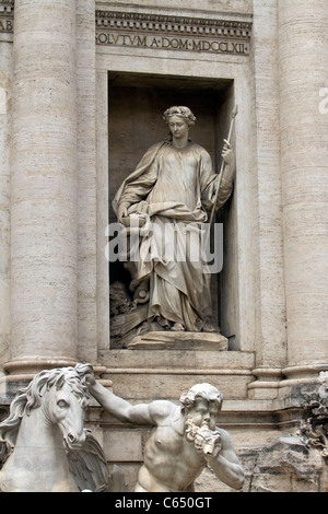 Fontaine de Trevi figure dans la ville historique de Rome en Italie. Fontaine Baroque le plus important dans la ville et l'une des plus célèbres fontaines. Banque D'Images