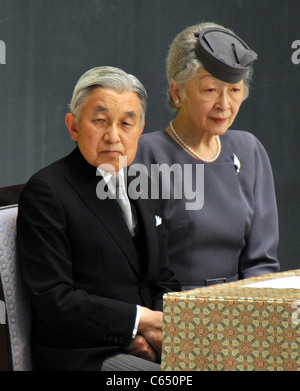 Le Japon l'empereur Akihito et l'Impératrice Michiko offrir des prières pour les morts et des espoirs. Banque D'Images