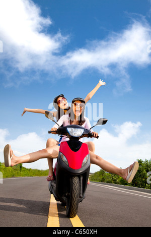 Happy young woman having voyage d'été sur un scooter Banque D'Images