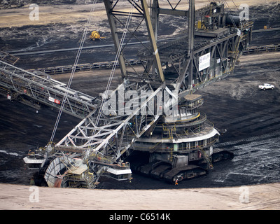 Les grandes machines d'excavation à ciel ouvert de Garzweiler mine de charbon en Allemagne Banque D'Images